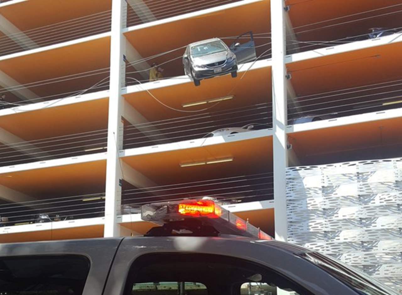 Auto queda colgando del cuarto piso de un estacionamiento. Noticias en tiempo real