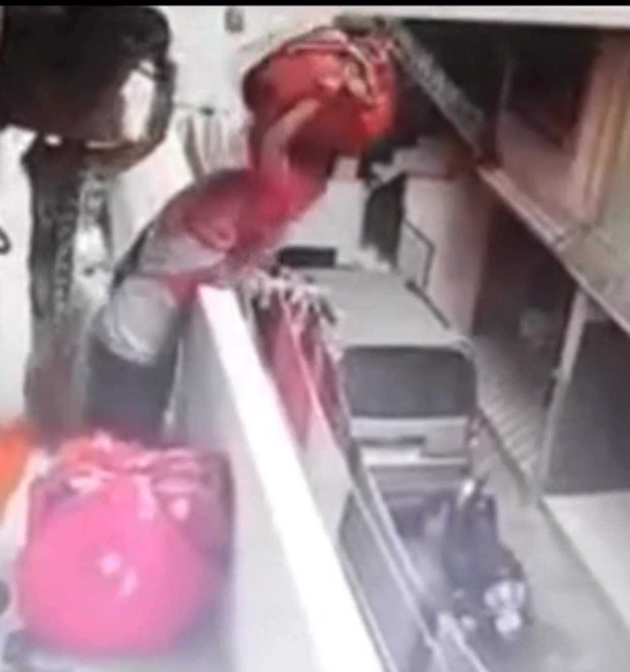 Vendedora de ropa cae de un balcón tras perder el equilibrio. Noticias en tiempo real