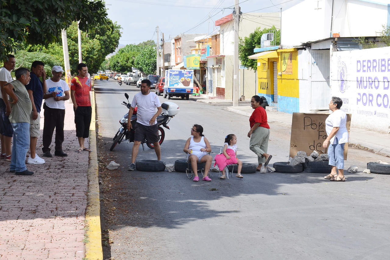 Bloquean vialidad en Jacarandas; llevan horas sin electricidad por apagón. Noticias en tiempo real