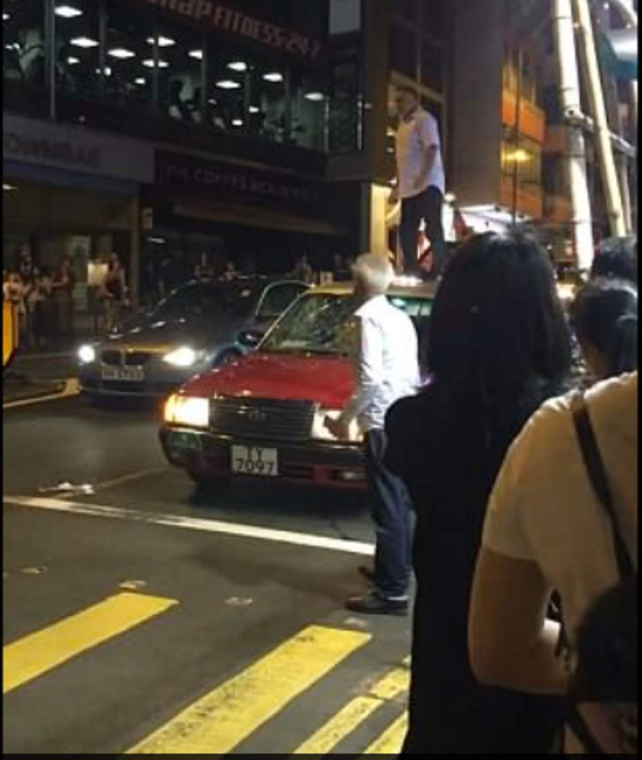 Hombre vandaliza a un taxi en plena calle por negarle servicio. Noticias en tiempo real