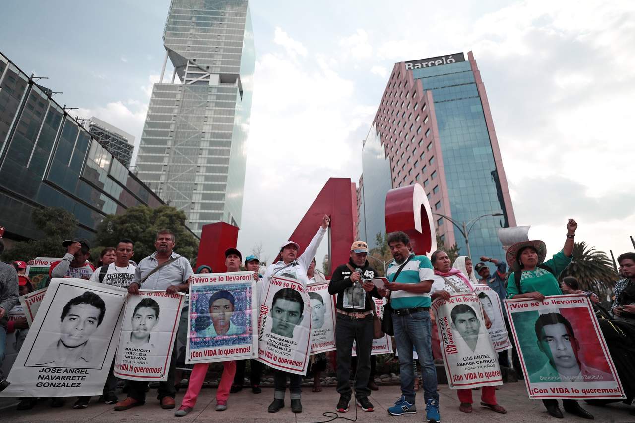 Notifican tres amparos en el caso Ayotzinapa. Noticias en tiempo real