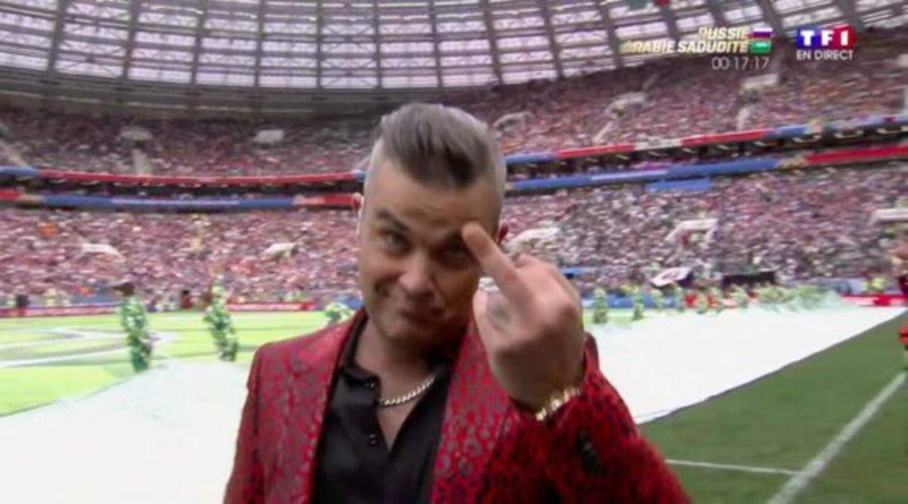 Robbie Williams hace seña obscena durante la inauguración. Noticias en tiempo real
