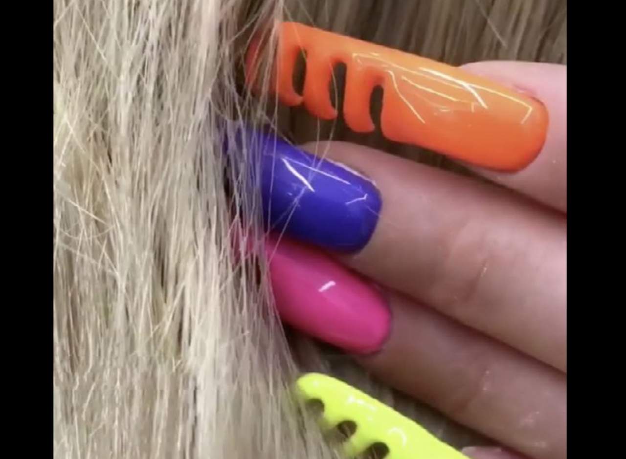 Un manicure que permite peinar el cabello con las uñas. Noticias en tiempo real