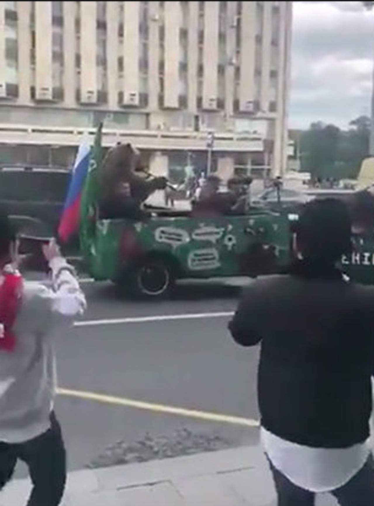 Afición rusa celebra victoria con un oso tocando tocando vuvuzela. Noticias en tiempo real