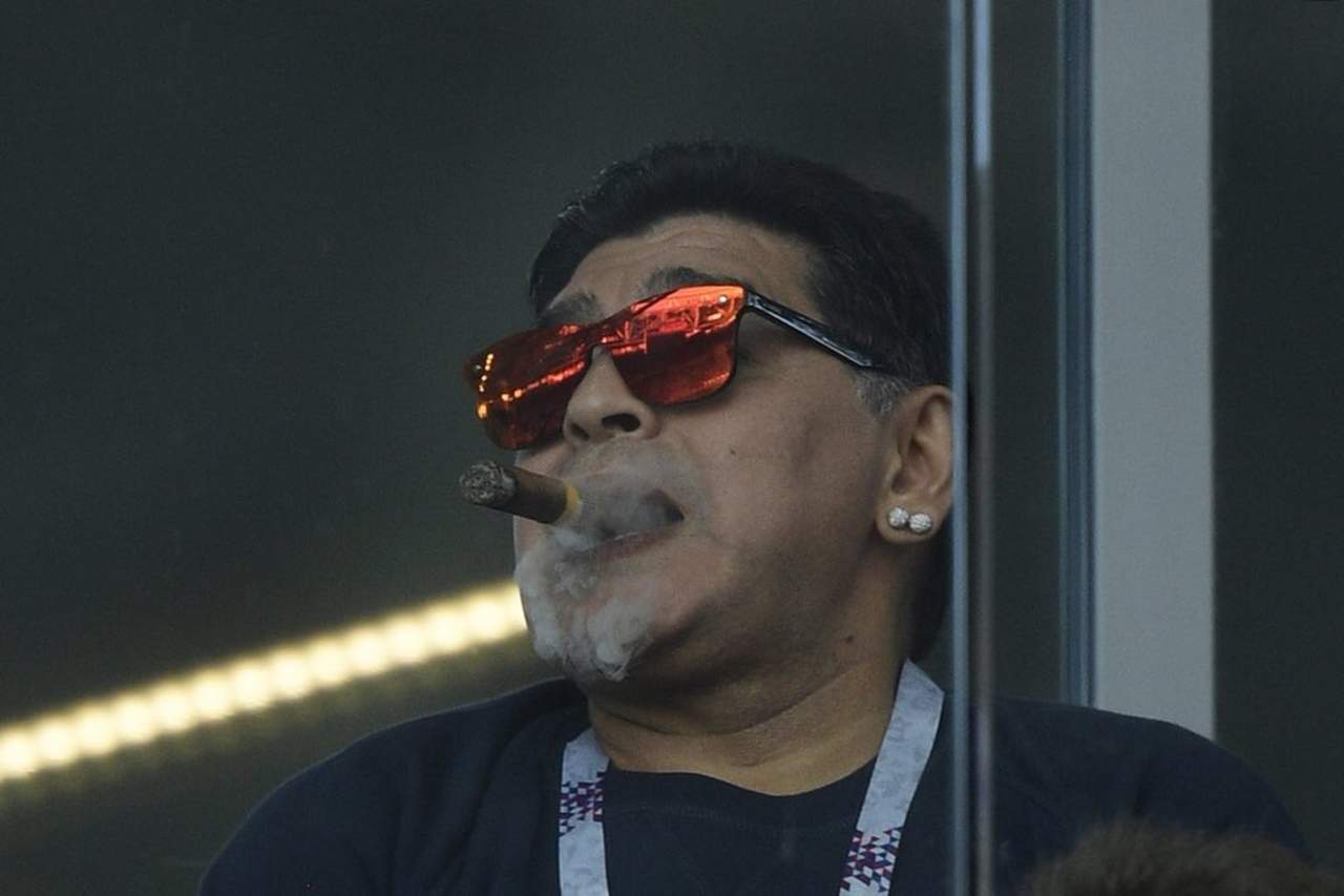 Maradona es captado fumando en juego de Argentina. Noticias en tiempo real