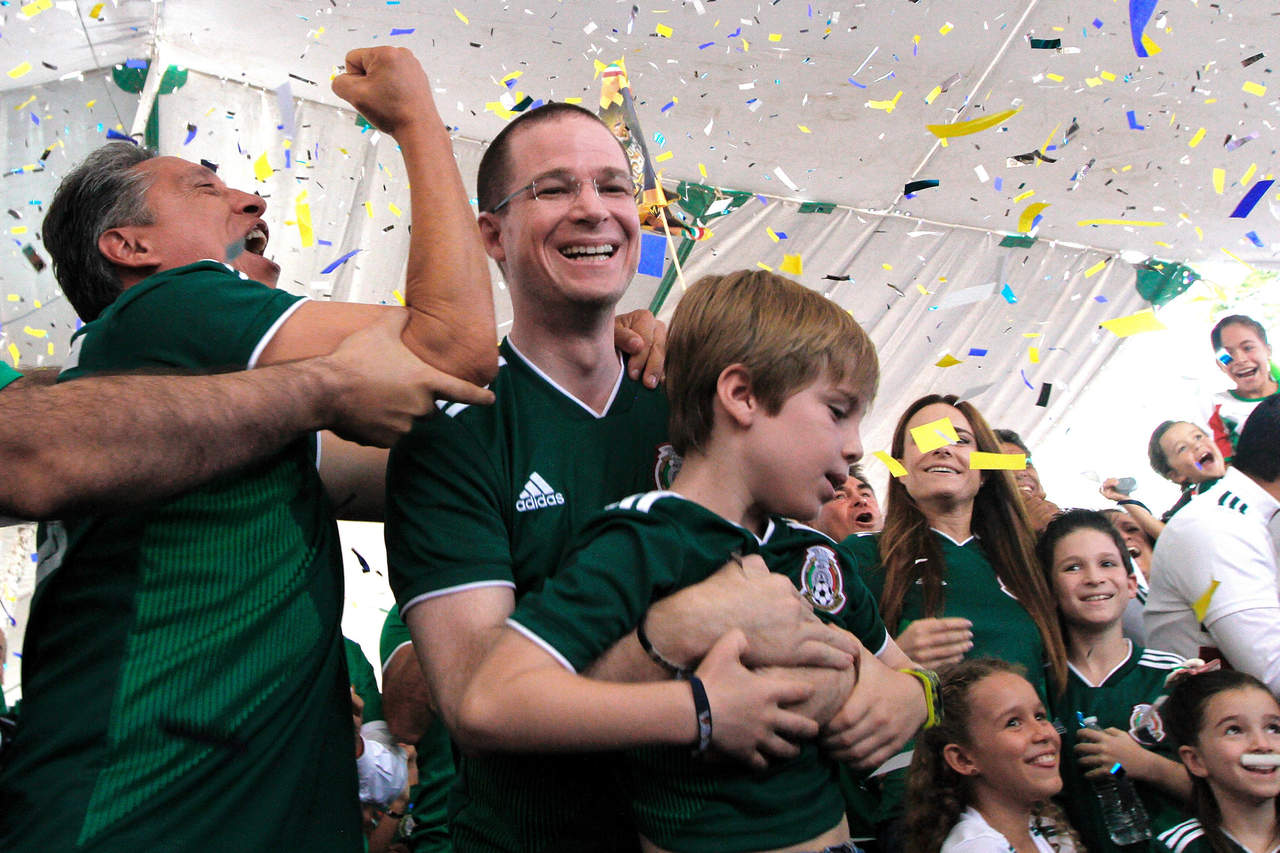 Celebran presidenciables triunfo de la Selección. Noticias en tiempo real