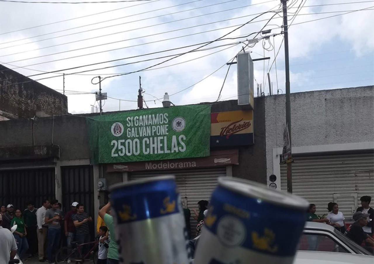 Expendio promete 2,500 cervezas si México ganaba y cumplió. Noticias en tiempo real