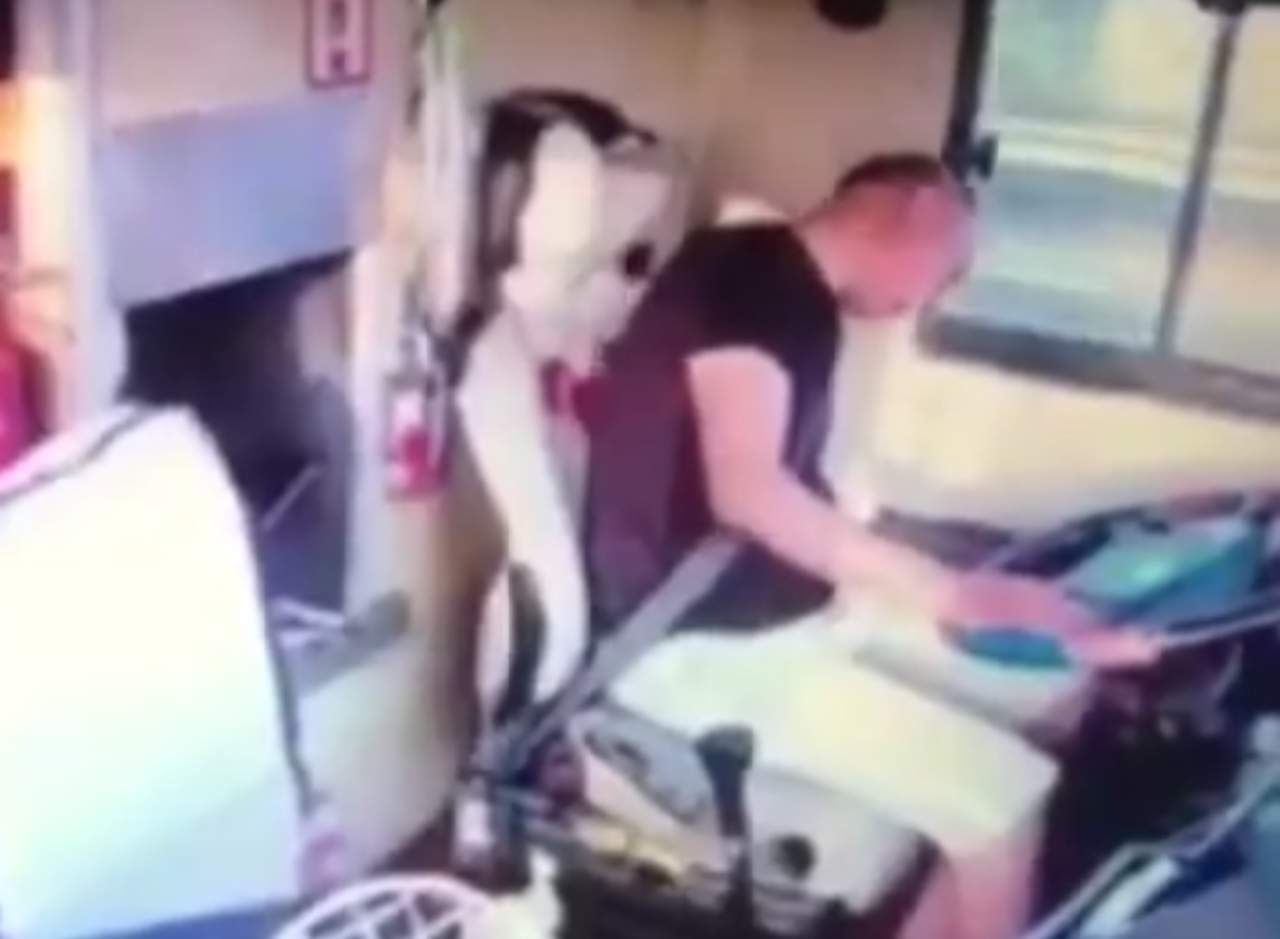 Conductor de autobús sufre derrame cerebral al volante. Noticias en tiempo real
