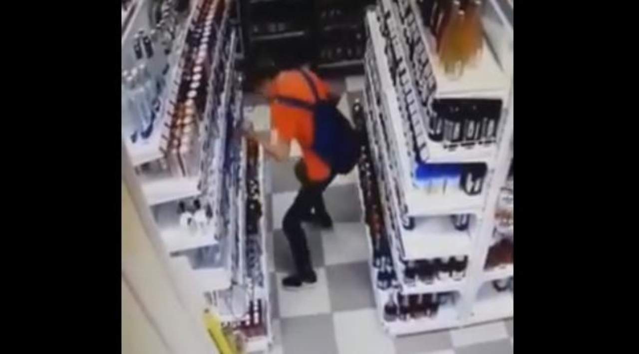 Ladrón baila para disimular el robo en una tienda. Noticias en tiempo real