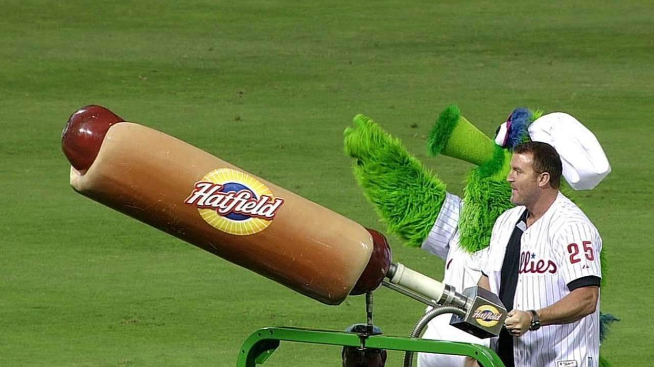 Mascota de los Phillies lesiona a aficionada con cañón hot-dog. Noticias en tiempo real