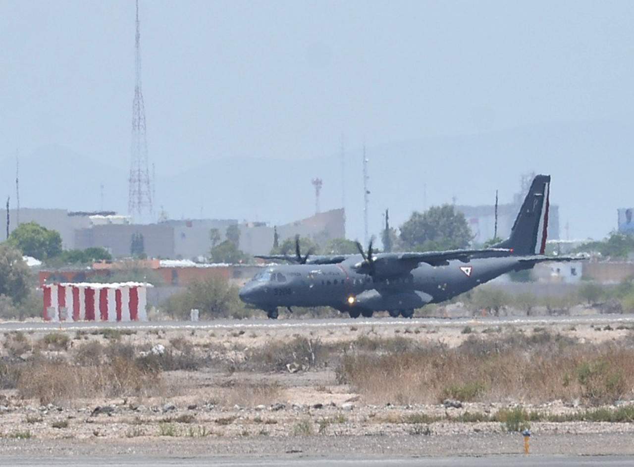 Aterriza avión de la Sedena en Torreón. Noticias en tiempo real