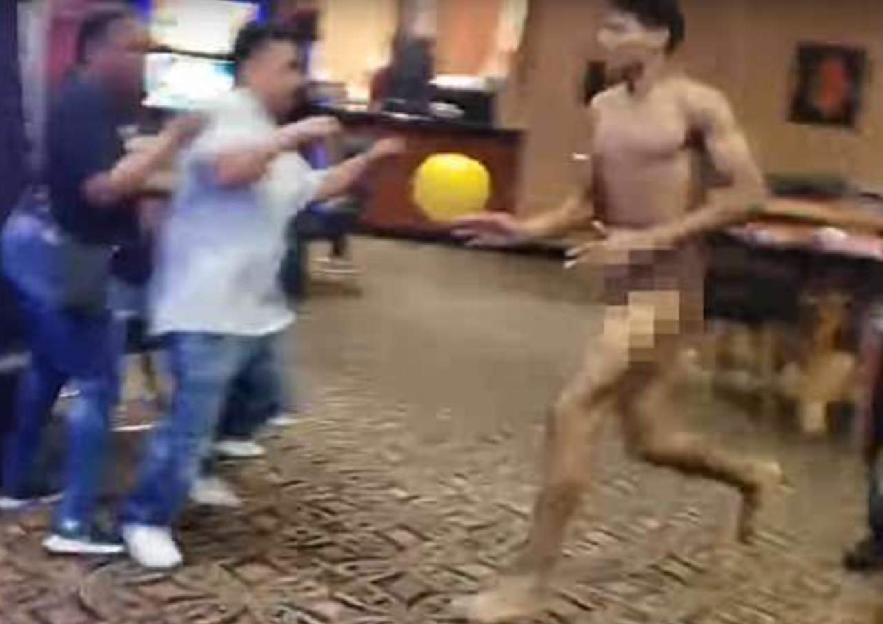 Hombre desnudo se enfrenta a policías tras irrumpir desnudo en un casino. Noticias en tiempo real