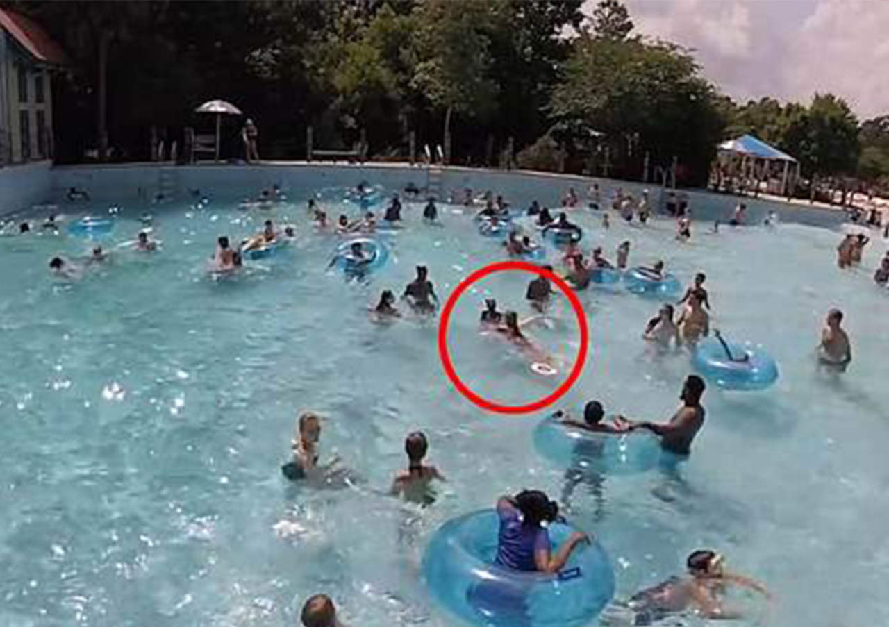 Salvavidas salva a niña ahogándose en piscina poblada. Noticias en tiempo real