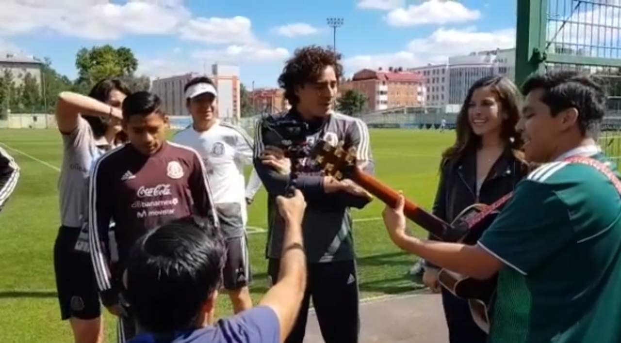 Christian Nodal pone a cantar a la Selección Mexicana en Rusia. Noticias en tiempo real