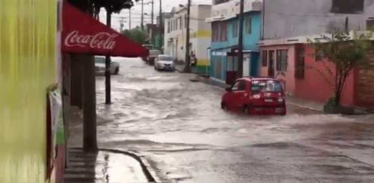 Casas inundadas y vehículos varados tras lluvias en Saltillo. Noticias en tiempo real
