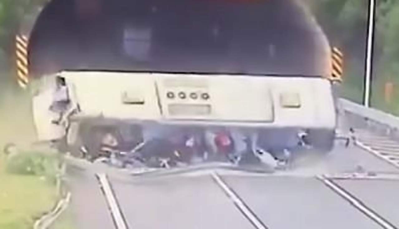 VIDEO: Personas mueren aplastadas tras volcadura de un camión. Noticias en tiempo real