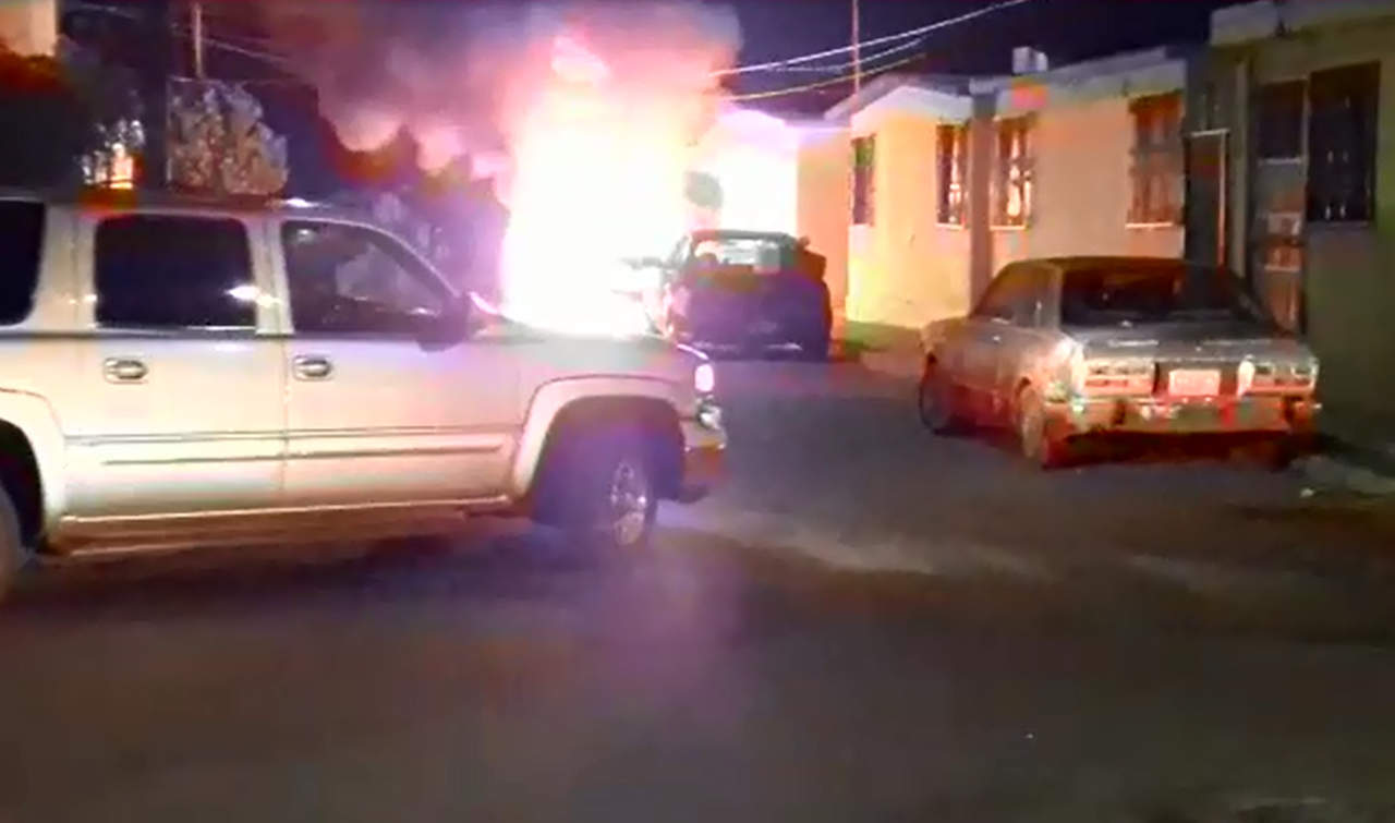 Se incendia camioneta en la colonia Las Alamedas de Torreón. Noticias en tiempo real