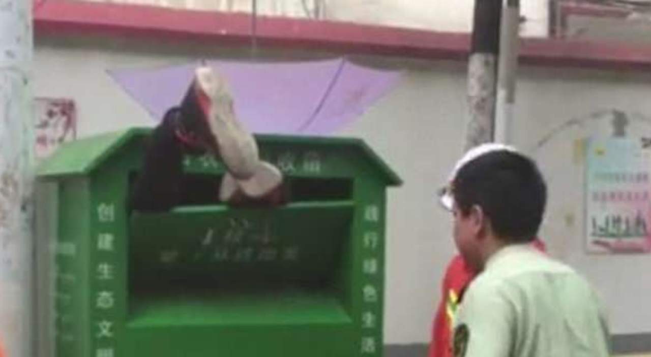 Vagabundo queda atorado en un contenedor para donar ropa. Noticias en tiempo real