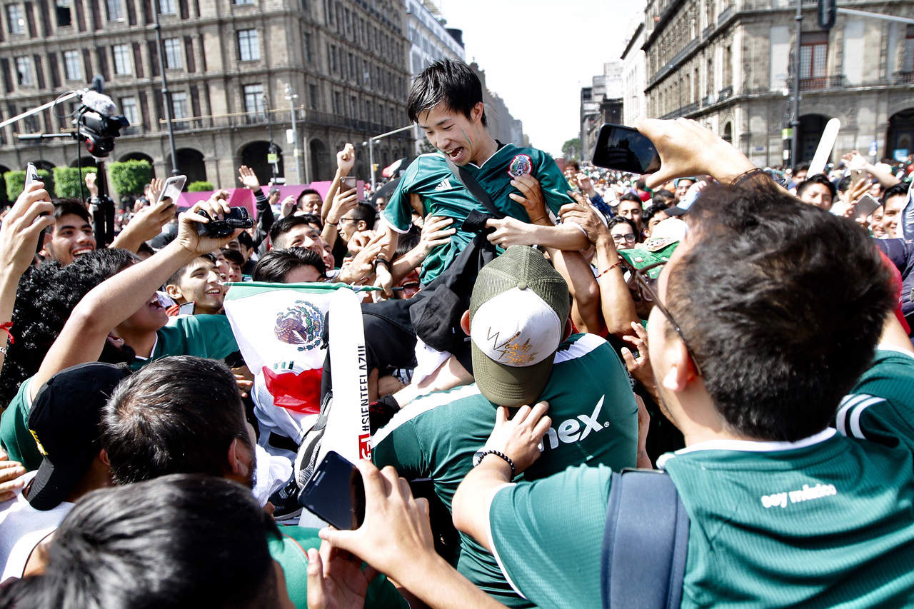 Coreano es alzado en brazos por aficionados en el Zócalo. Noticias en tiempo real