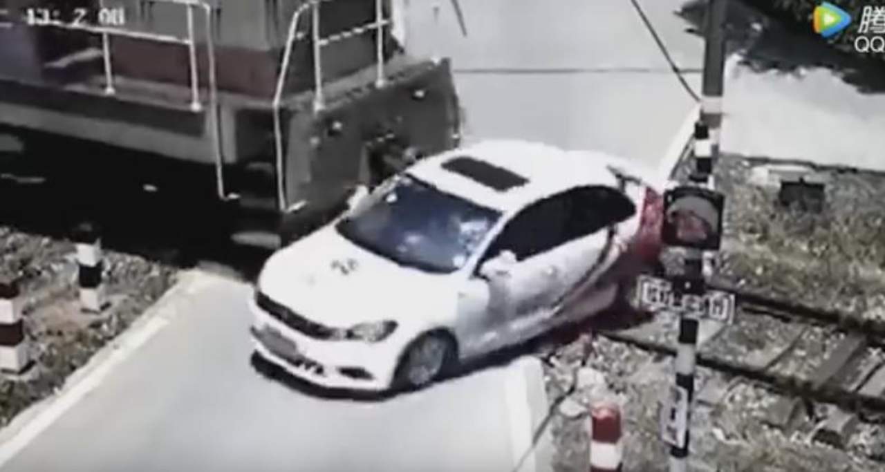 VIDEO: Casi sufre accidente por pasarse un alto. Noticias en tiempo real