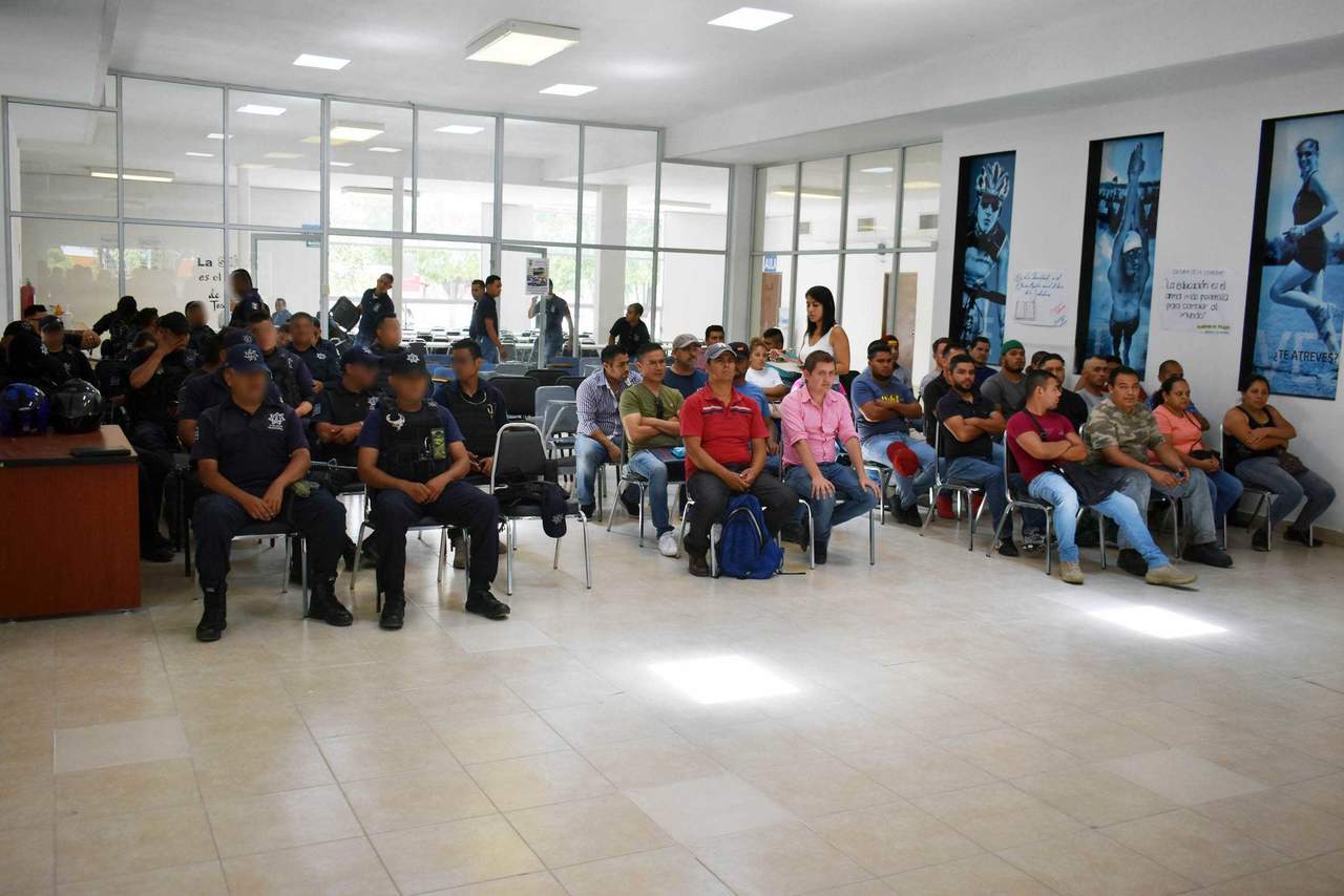 Simulan cursos de formación para aspirantes a policías: Carmona. Noticias en tiempo real
