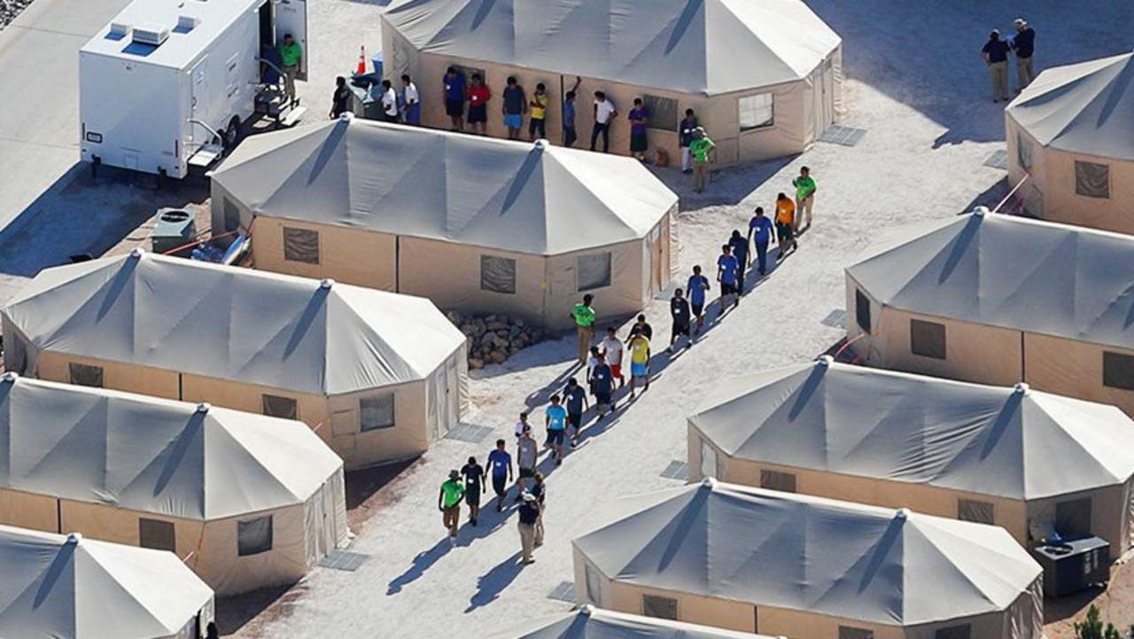 Casa Blanca dice que 500 niños migrantes han reunido con sus padres. Noticias en tiempo real