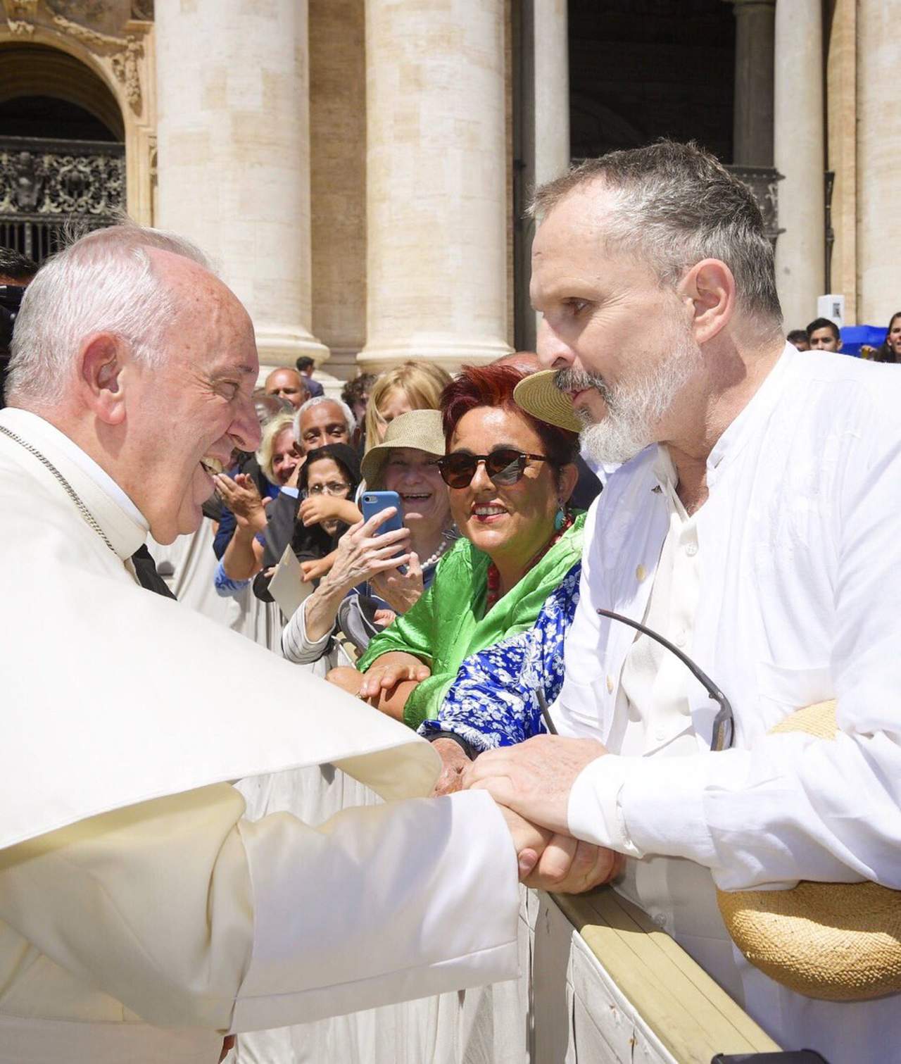 Conoce Miguel Bosé al papa Francisco. Noticias en tiempo real