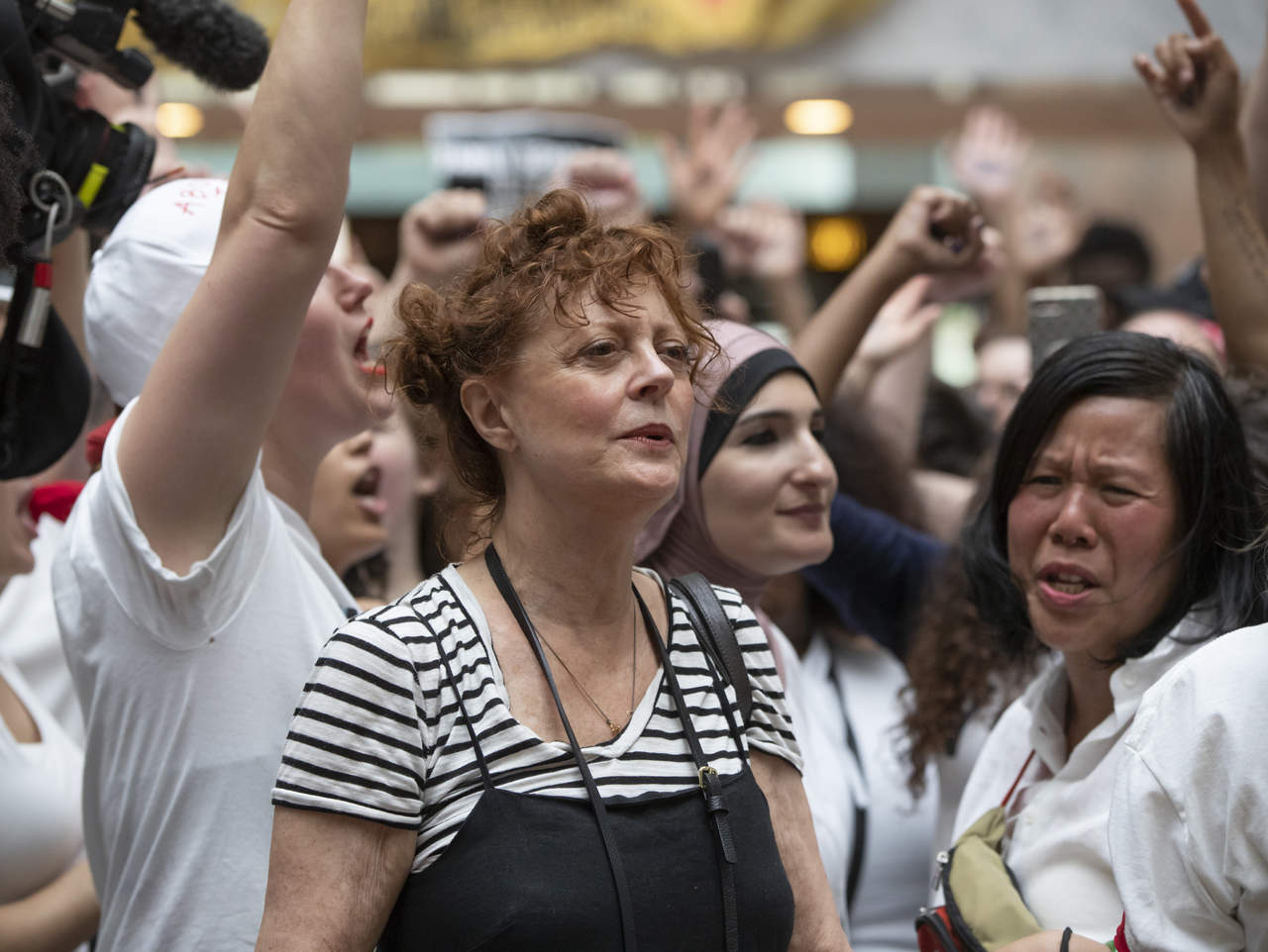 Detienen a la actriz Susan Sarandon tras protesta contra Trump. Noticias en tiempo real
