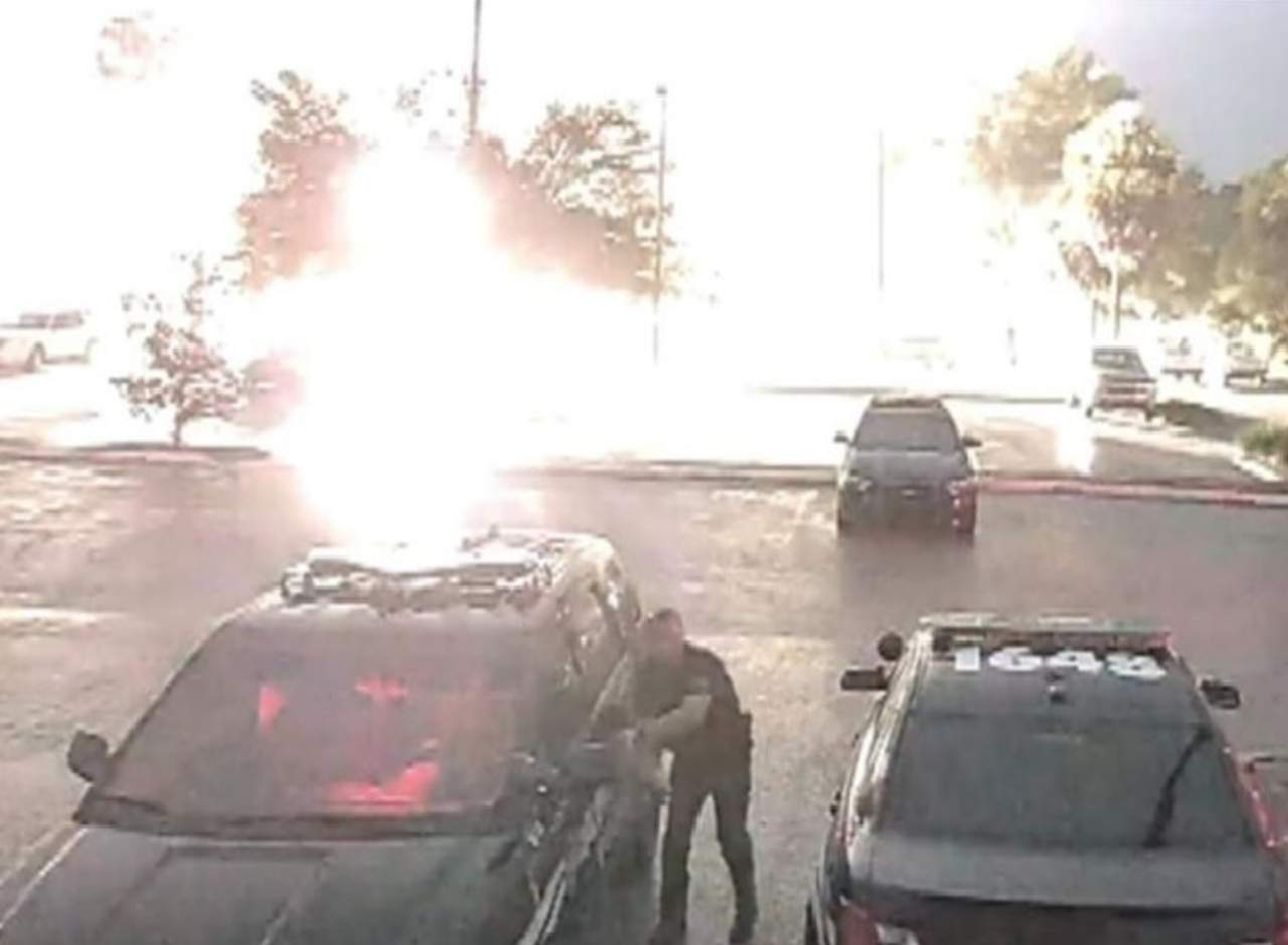 Aterrador momento en que un rayo cae detrás de un policía. Noticias en tiempo real