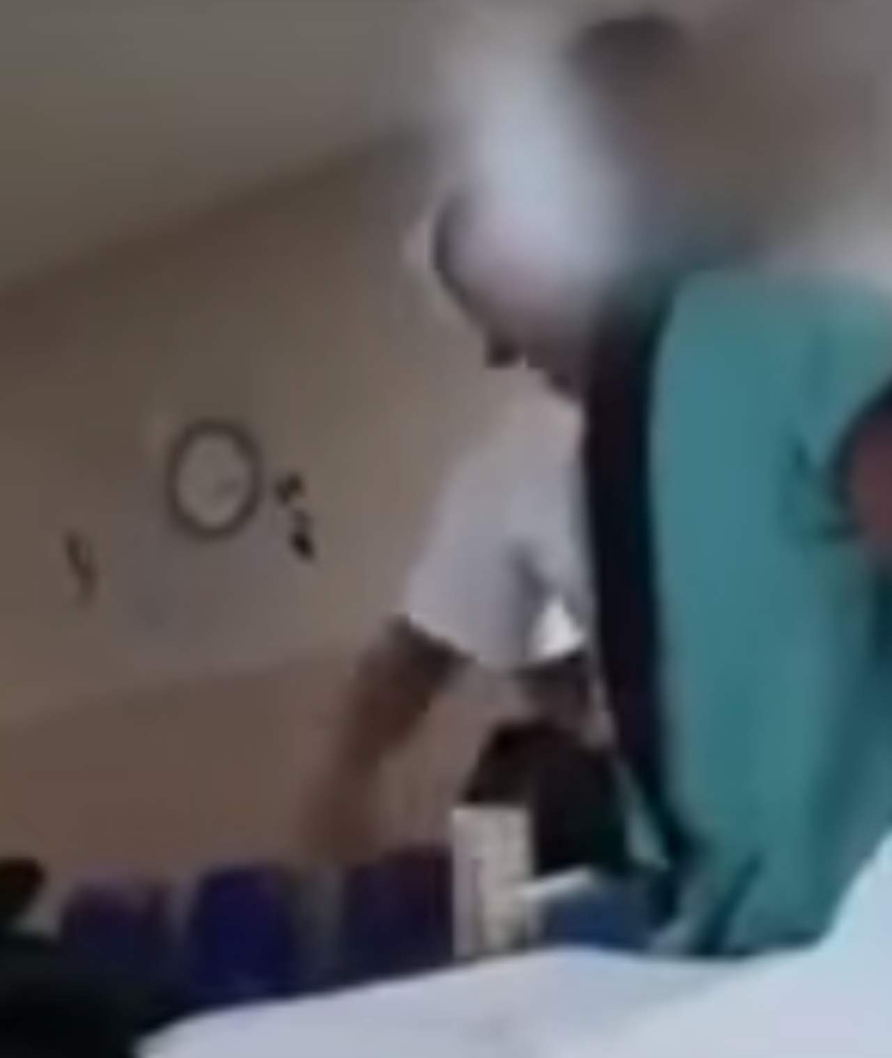 Graban a enfermera golpeando a una niña. Noticias en tiempo real