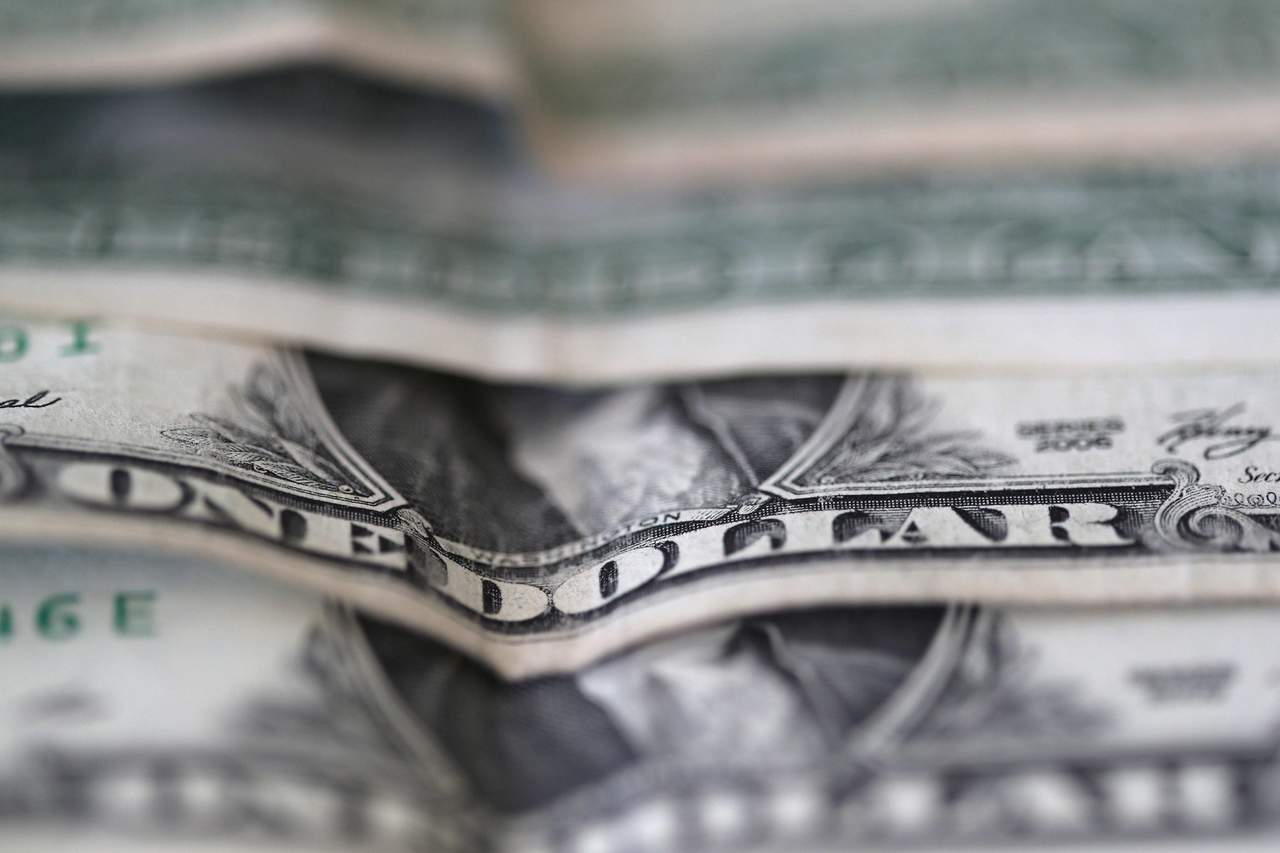 Dólar baja tras reconocimiento de tendencias a favor de AMLO. Noticias en tiempo real