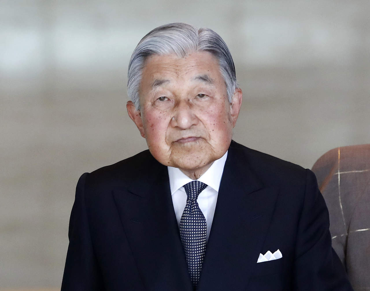 Emperador japonés cancela actos públicos por anemia cerebral. Noticias en tiempo real