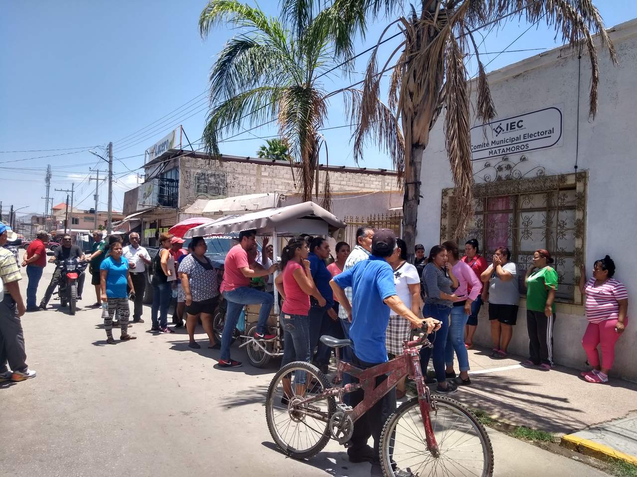 Morenistas se manifiestan en IEC; se oponen a abrir urnas por temor a fraude. Noticias en tiempo real