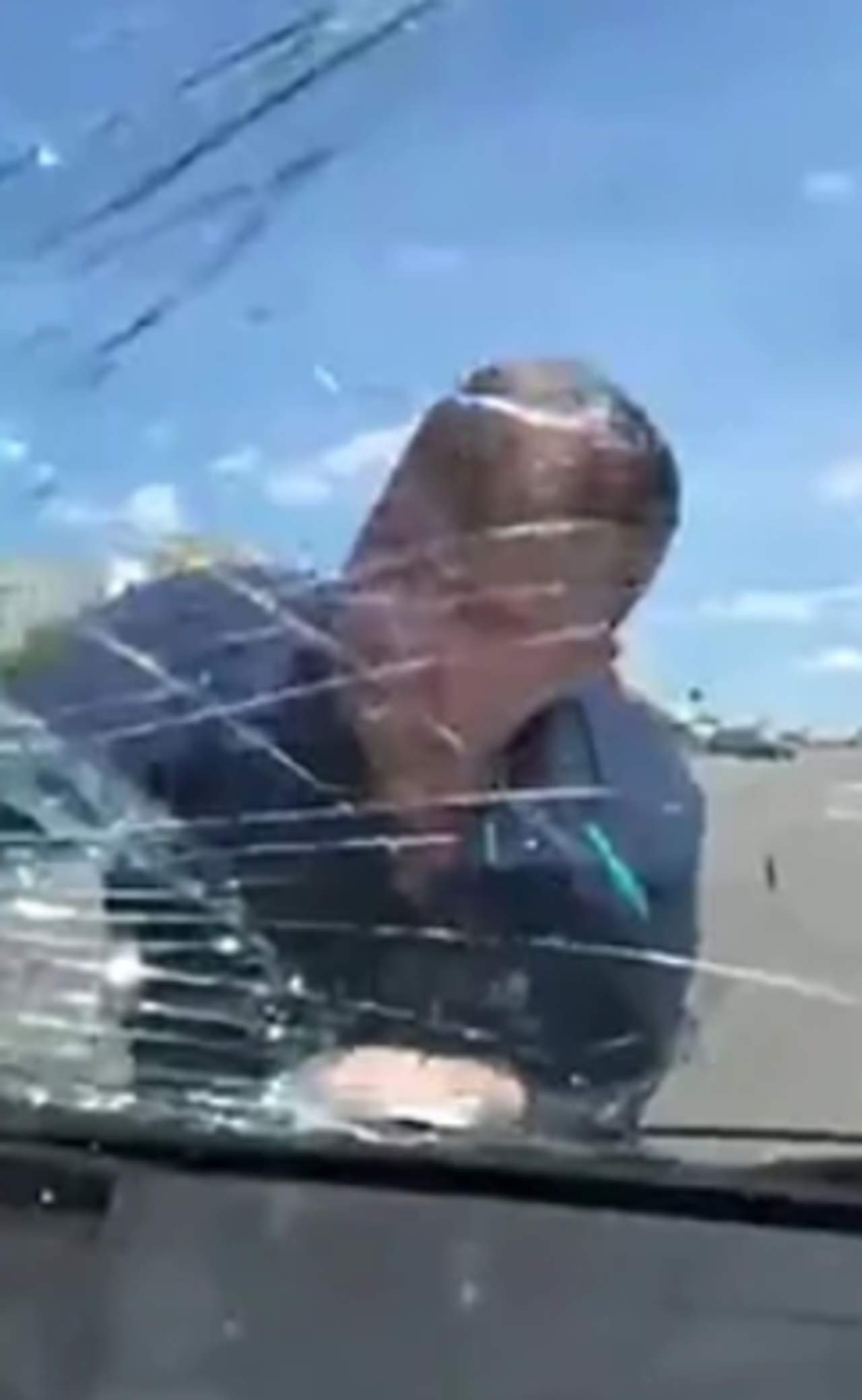 Hombre rompe vidrio del auto de su esposa y secuestra a su hija. Noticias en tiempo real