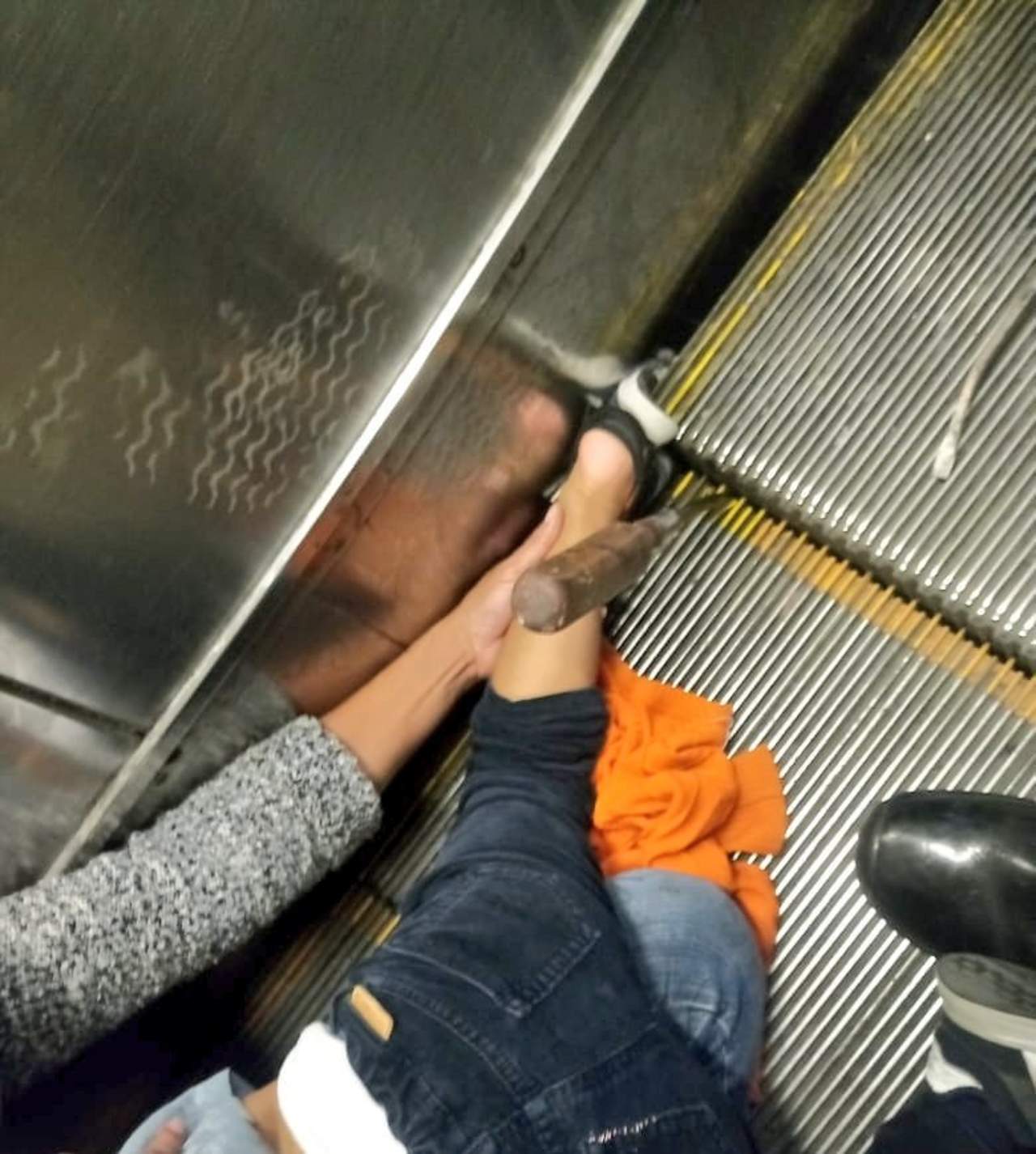 Menor queda atorado en escaleras eléctricas del Metro en CDMX. Noticias en tiempo real