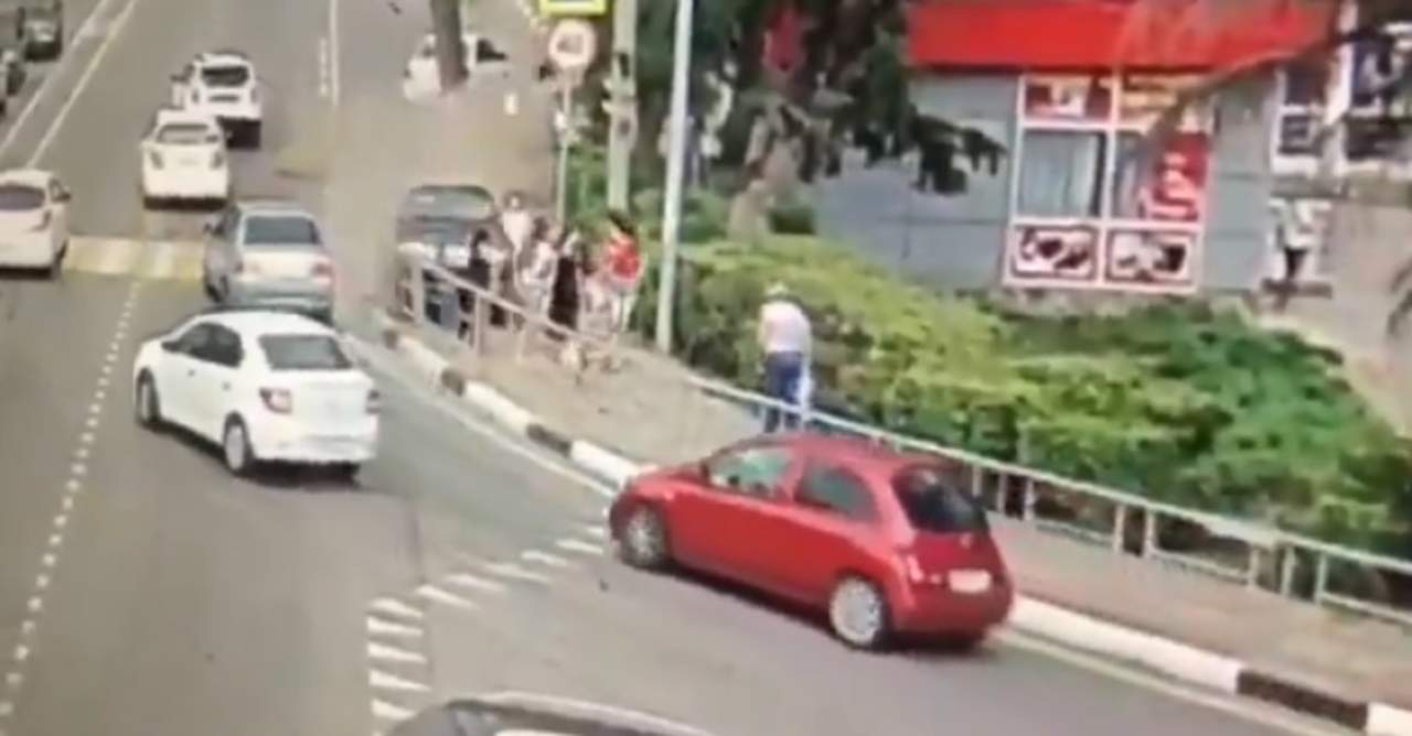 Circula video de atropello de peatones en Sochi. Noticias en tiempo real