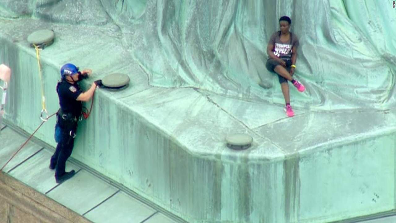 Mujer es arrestada por escalar la Estatua de la Libertad en NY. Noticias en tiempo real
