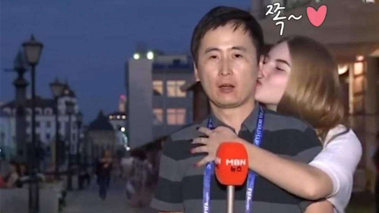 Reportero coreano es besado por chicas frente a la cámara. Noticias en tiempo real