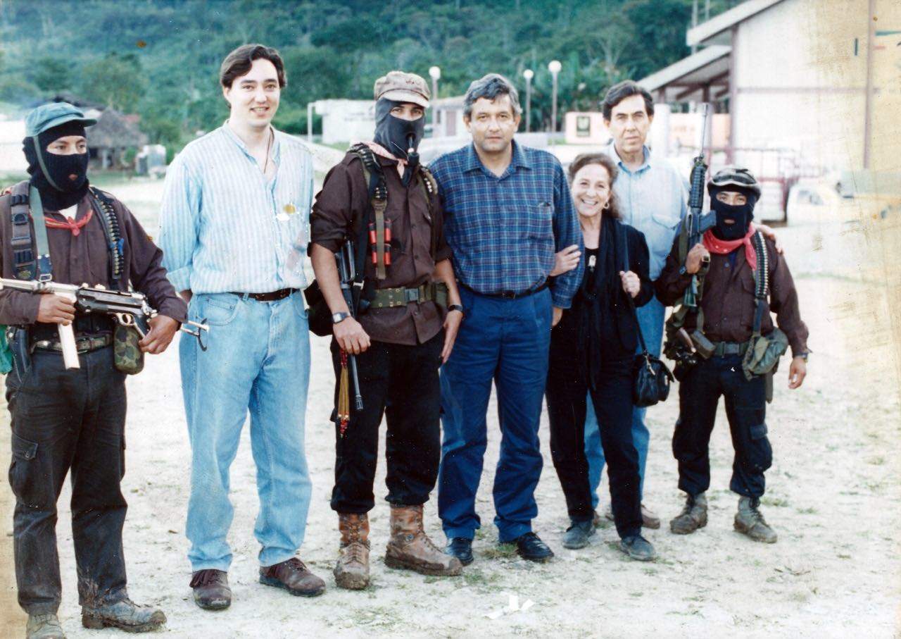 Fotografía que muestra a Cárdenas, AMLO y Rosario Ibarra de Piedra con zapatistas es verdadera. Noticias en tiempo real