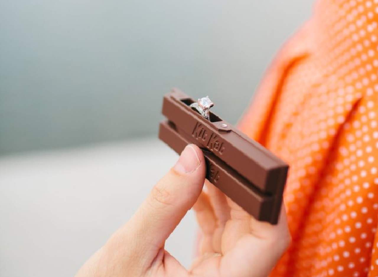 Propuesta de matrimonio se hace viral por una barra de chocolate. Noticias en tiempo real