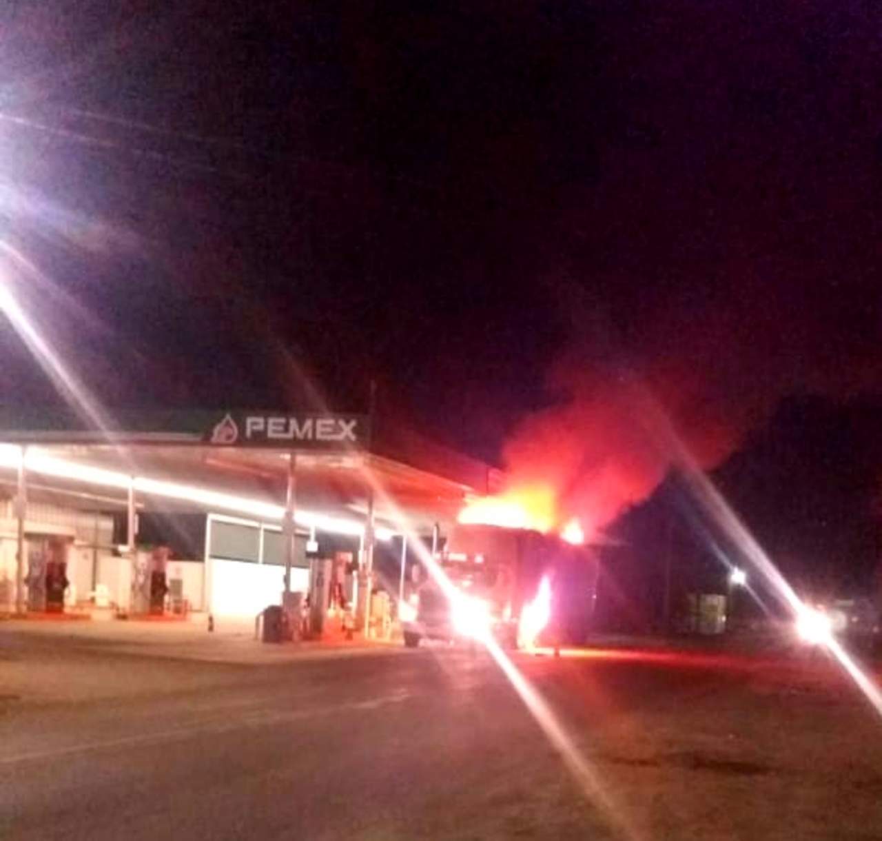 Se incendia tráiler en gasolinera de Gregorio García. Noticias en tiempo real