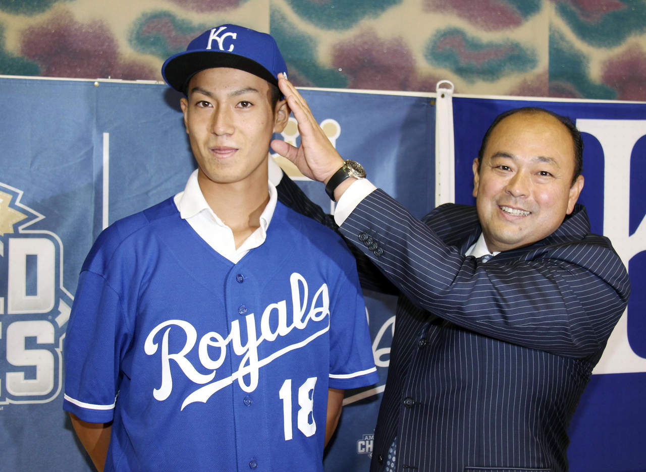 Reales de la MLB contratan a pitcher japonés de 16 años. Noticias en tiempo real