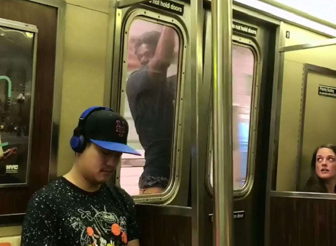 Este hombre viaja en metro pero por fuera del vagón. Noticias en tiempo real