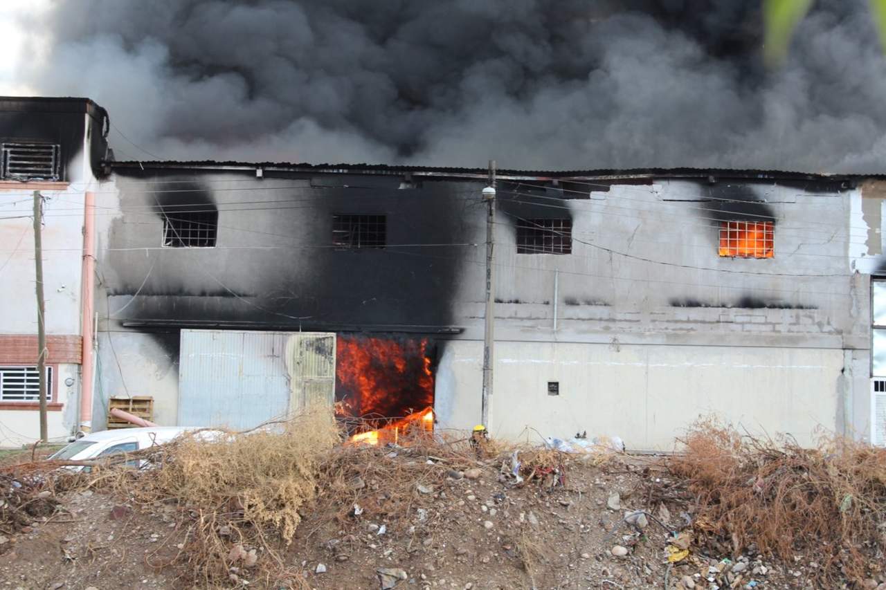 Se incendia bodega con productos químicos en Culiacán. Noticias en tiempo real