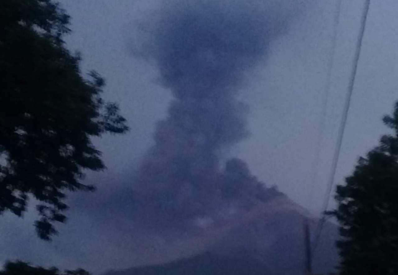 Volcán de Fuego aumenta actividad con explosiones y ceniza. Noticias en tiempo real