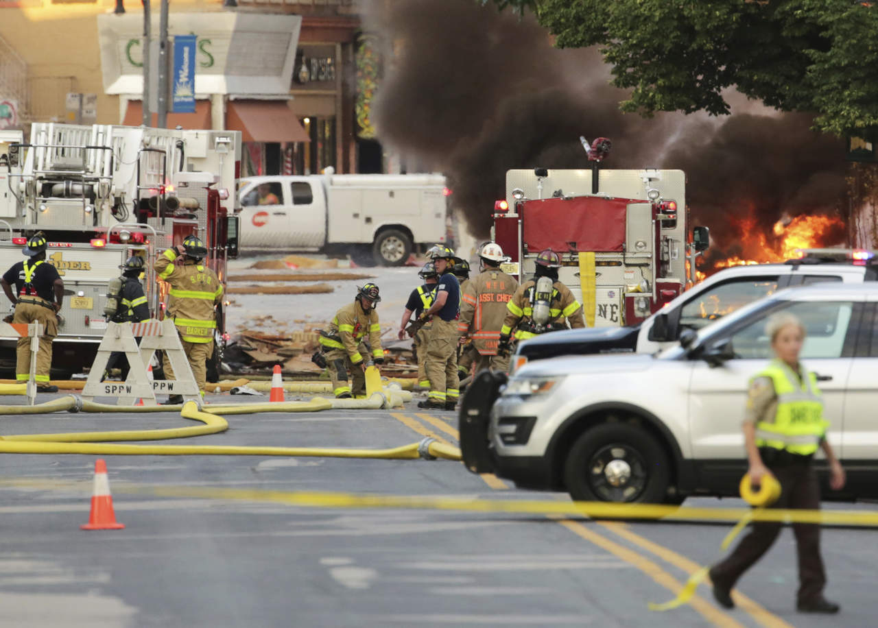 Explosión en Wisconsin deja un bombero muerto y 12 heridos. Noticias en tiempo real