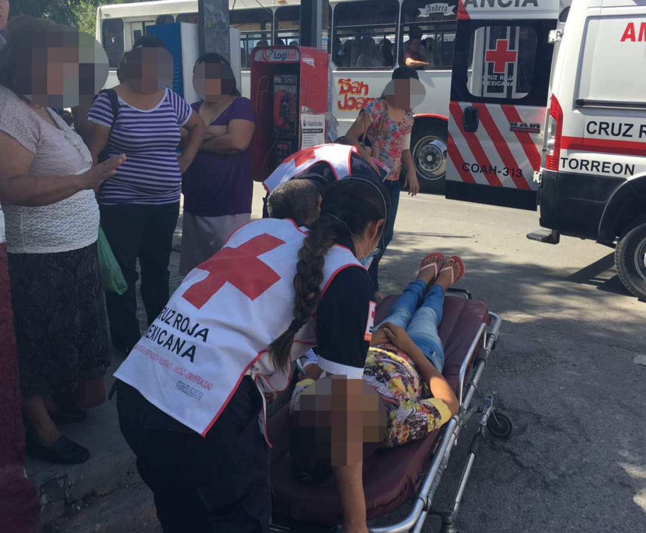 Joven embarazada cae de autobús en Torreón. Noticias en tiempo real