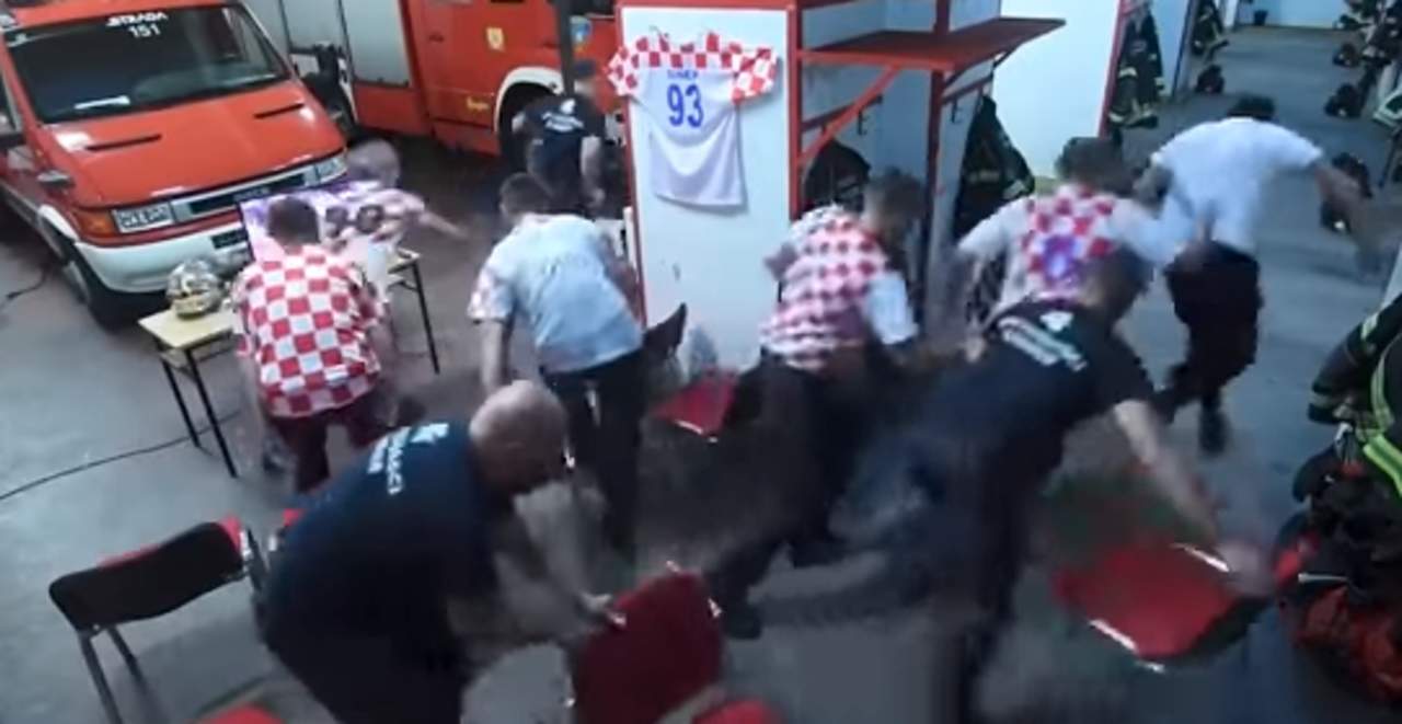 VIDEO: Bomberos croatas dejan de ver el mundial tras escuchar la alarma. Noticias en tiempo real