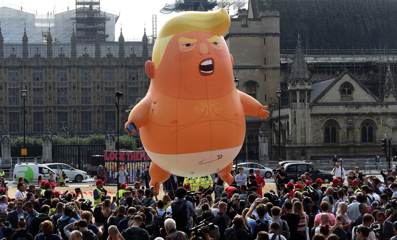 Globo del bebé Trump se alza frente al Parlamento de Londres. Noticias en tiempo real