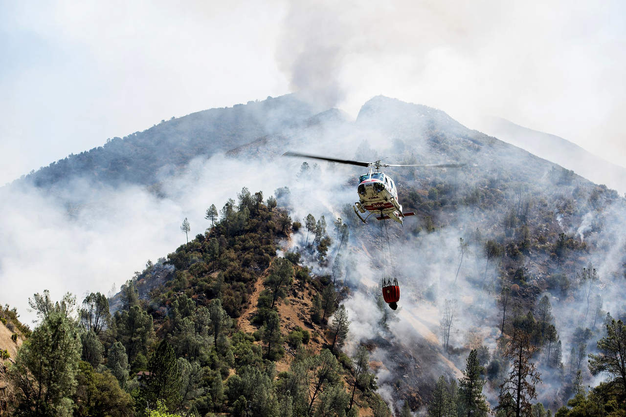 Fallece bombero durante incendio cerca de Yosemite, California. Noticias en tiempo real